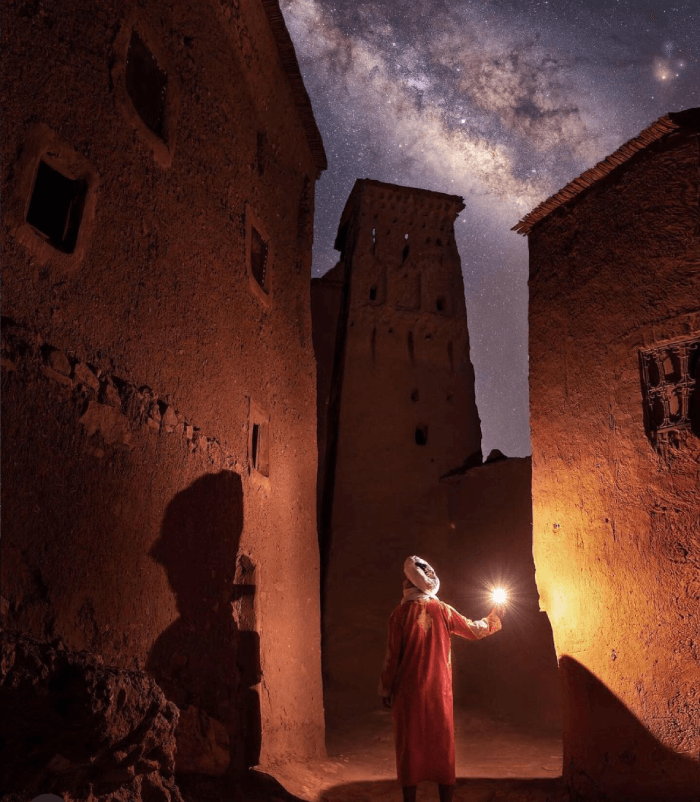 Ciudad fortificada iluminada por el cielo del desierto de Marruecos