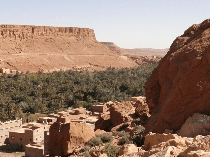 Vista desde el alto de la vegetación y de las casas del Oasis El Mharech