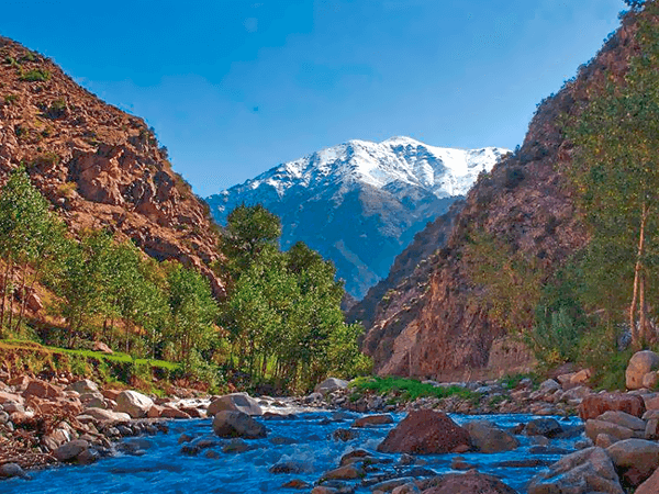 Magnífica vista del río Ourika cortando el valle