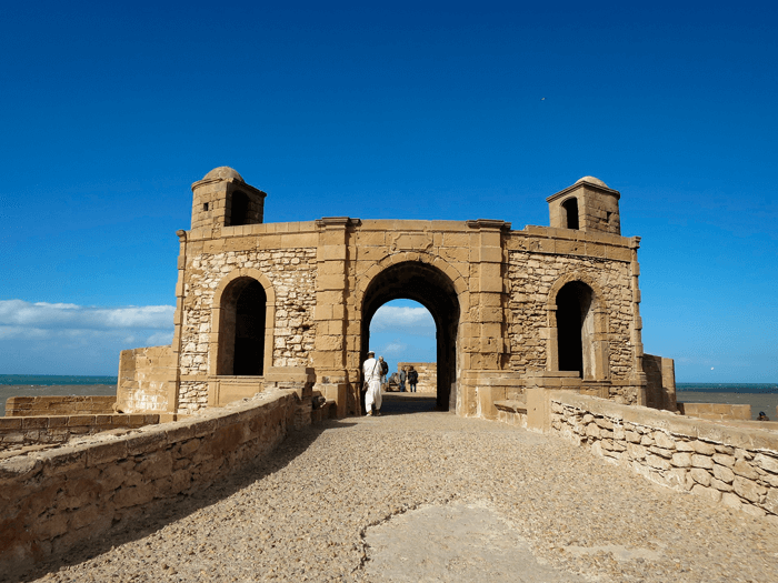 Portal de piedra en la costa de Essaouira