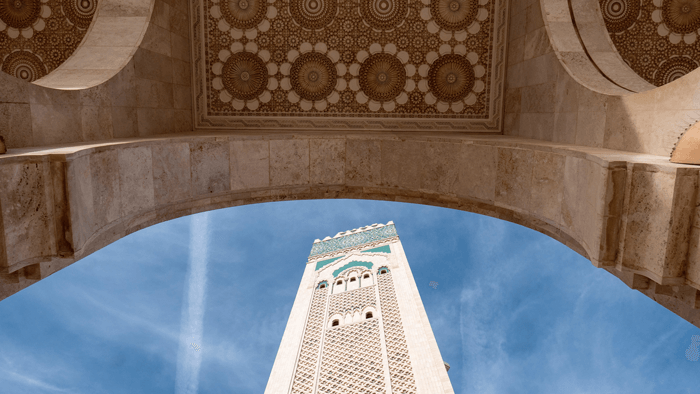 La monumental torre de la mezquita Hassan II